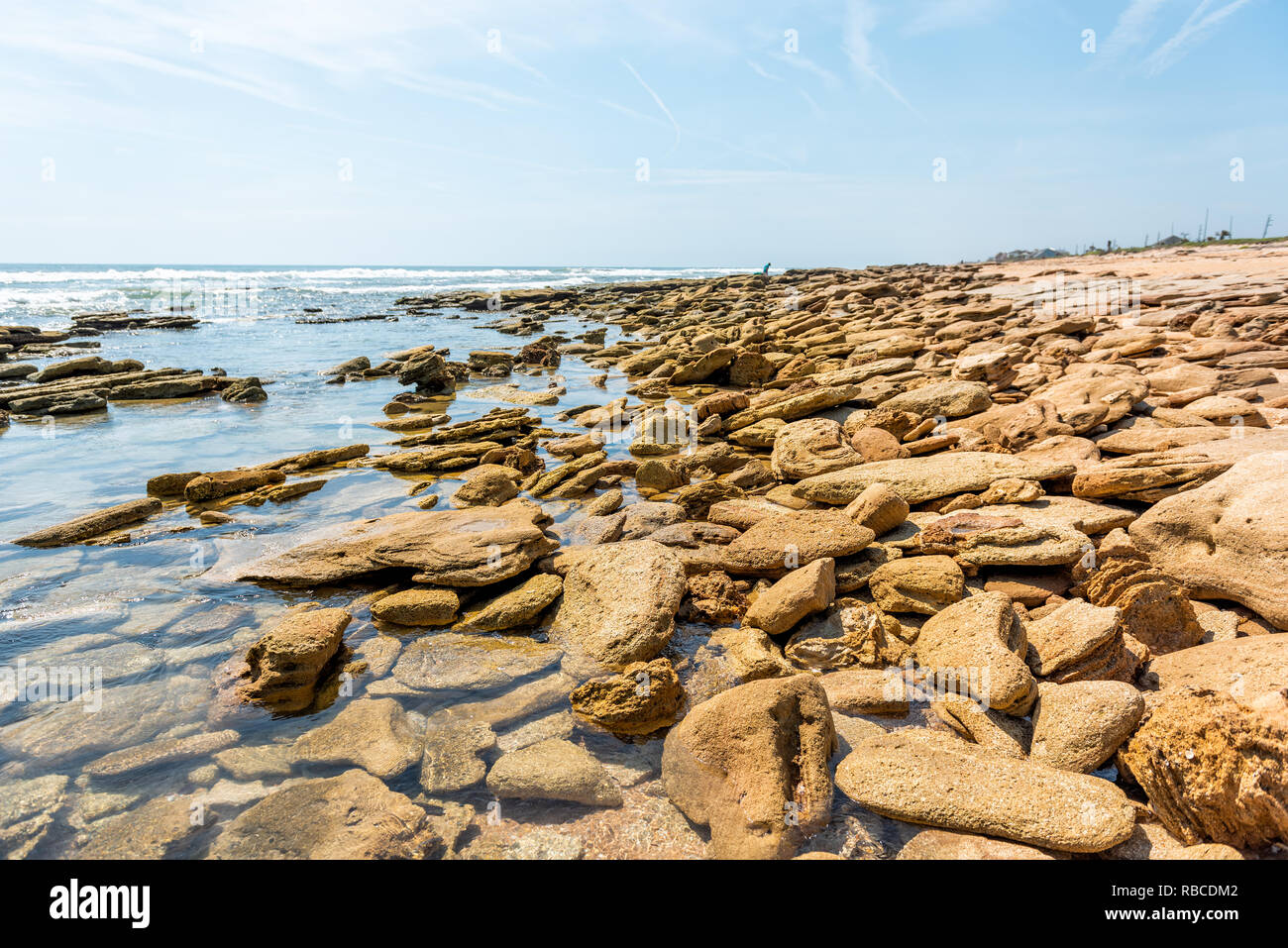 Fiume al mare preservare, Marineland, formazioni rocciose e orizzonte nel nord della spiaggia della Florida da sant'Agostino con nessuno sulla giornata di sole Foto Stock