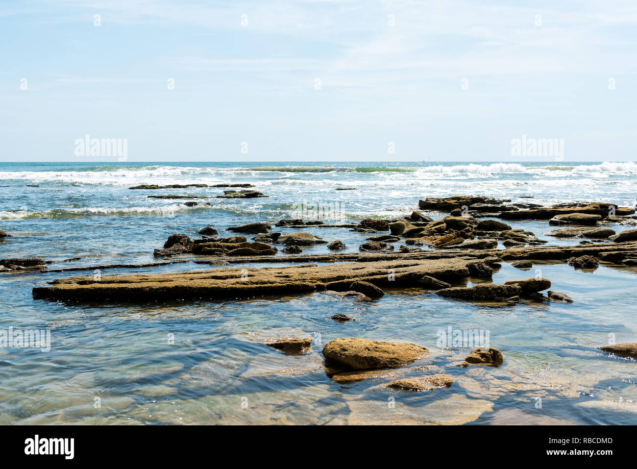 Fiume al mare preservare, Marineland, formazioni rocciose onde e orizzonte nel nord della spiaggia della Florida da sant'Agostino con nessuno sulla giornata di sole Foto Stock