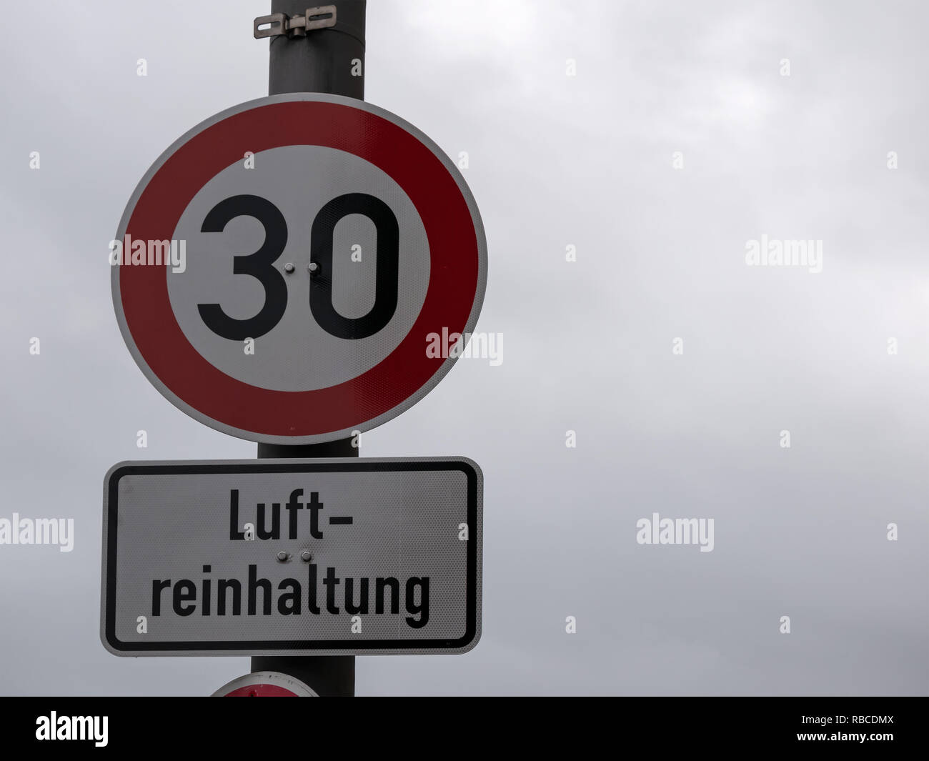 Segno di traffico il limite massimo di velocità 30 per Luftreinhaltung, il che significa che il controllo dell'inquinamento atmosferico in lingua tedesca, a Berlino, in Germania Foto Stock