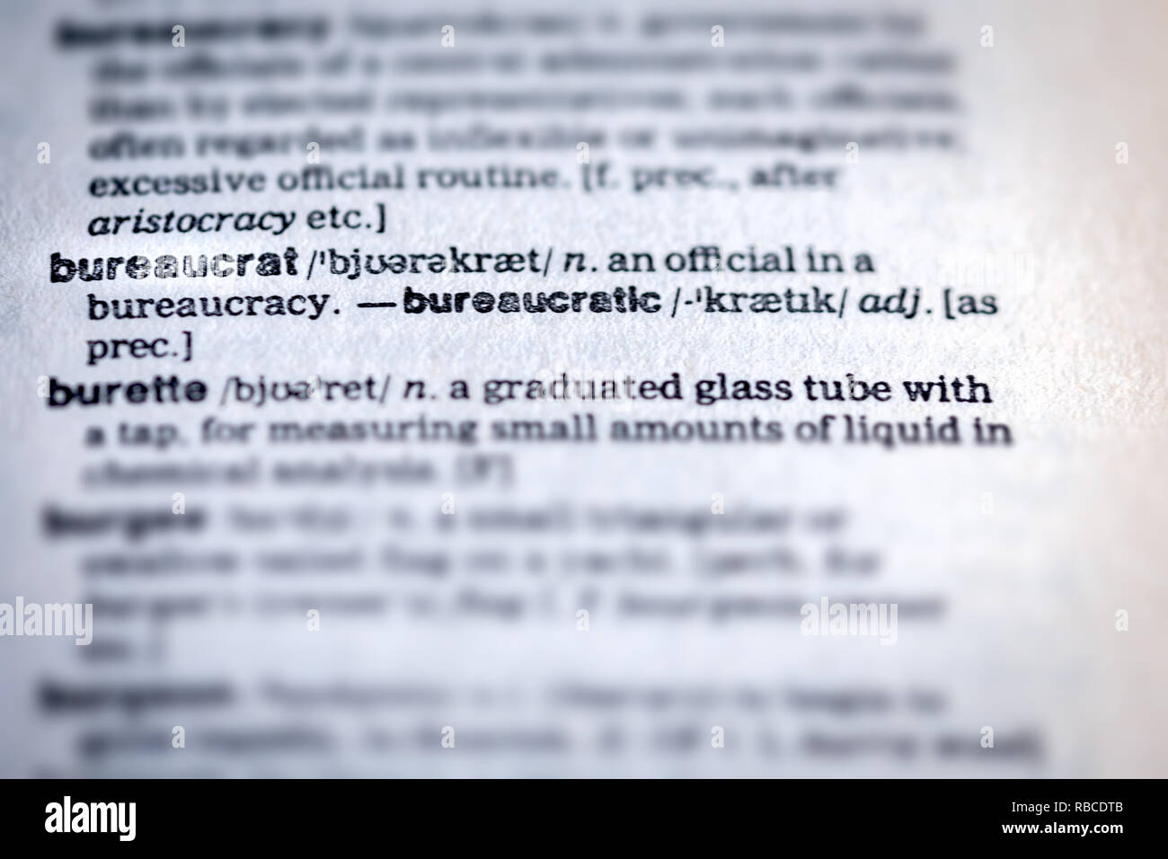 Close up della parola burocrate su una pagina all'interno di un dizionario Inglese - burocrate concept Foto Stock