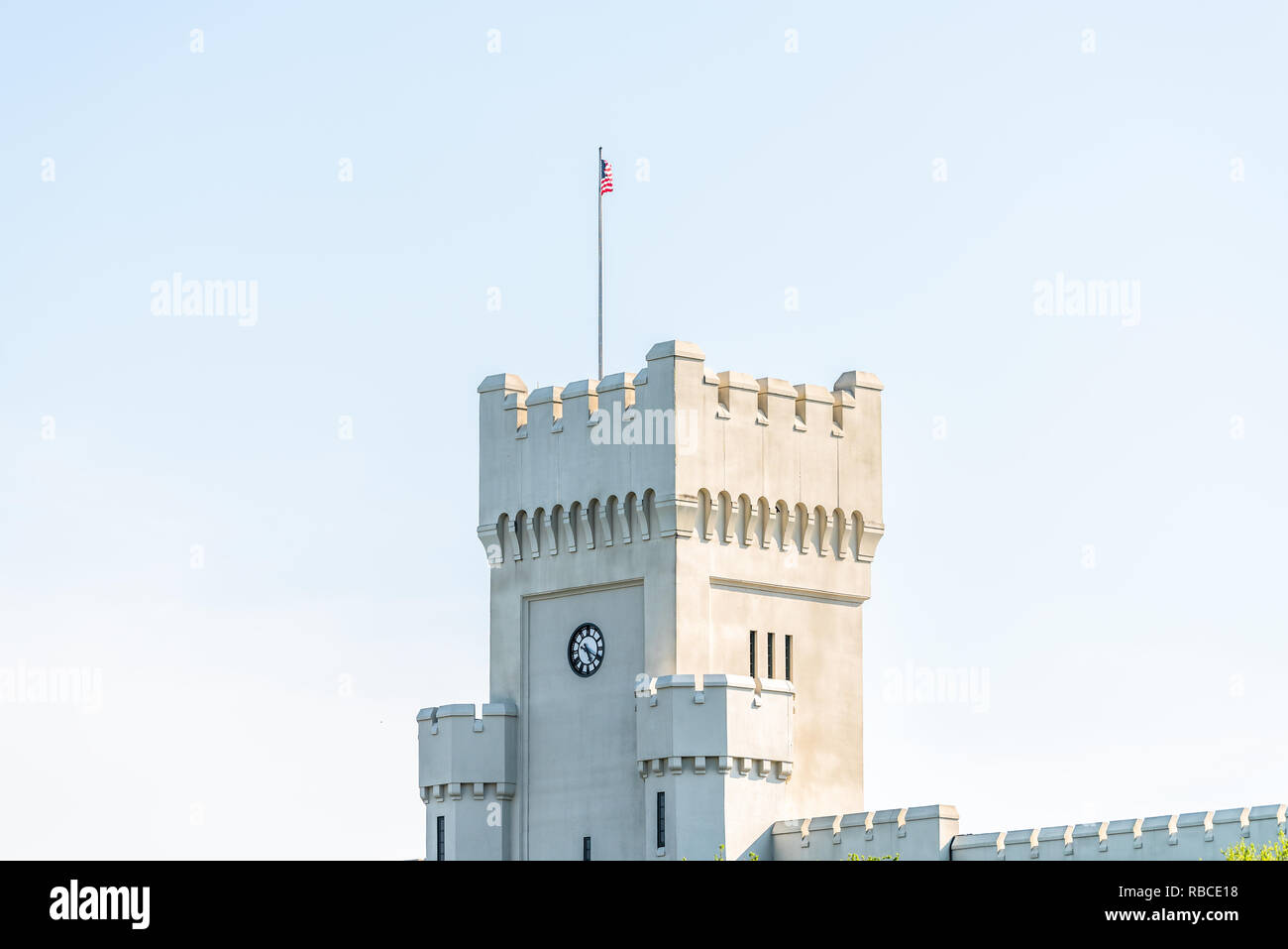 Charleston, Stati Uniti d'America - 12 Maggio 2018: Citadel Military College della Carolina del Sud closeup esterno del clock tower building e bandiera americana isolata contro Foto Stock