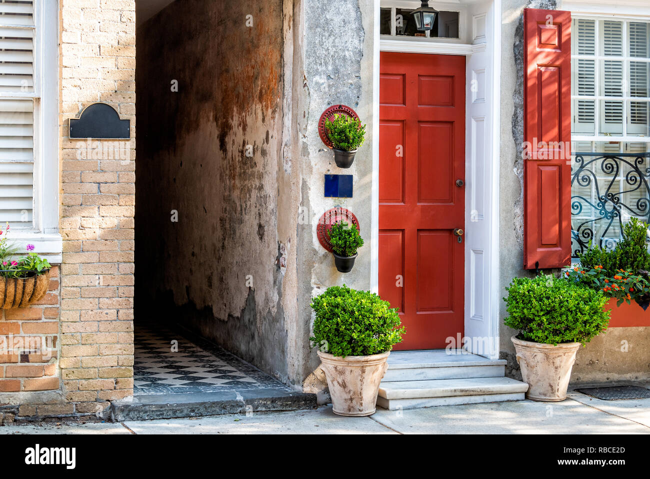 Charleston, STATI UNITI D'AMERICA CENTRO CITTÀ street in Carolina del Sud con nessuno nella città meridionale di vecchie case vintage architettura, stretto vicolo e della porta d'ingresso Foto Stock