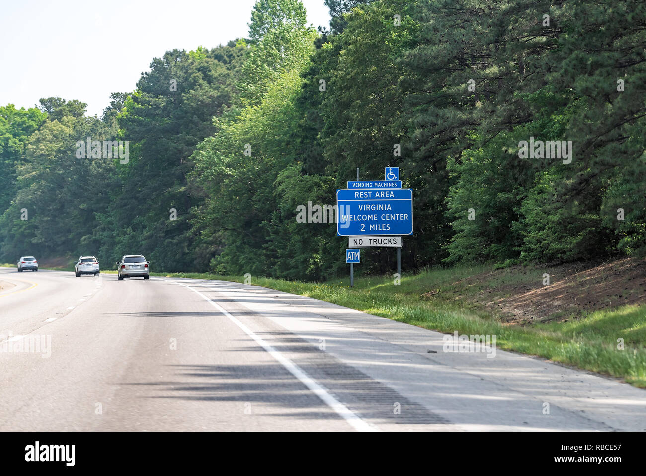 Pleasant Hill, Stati Uniti d'America - 14 Maggio 2018: Autostrada strada in North Carolina con benvenuto segno blu e il testo per la Virginia Welcome Center Area riposo Foto Stock