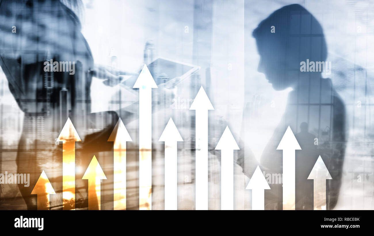 Freccia su Grafico su Sfondo grattacielo. Invesment e finanziari il concetto di crescita Foto Stock