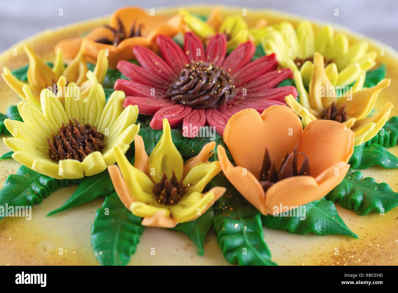 Close up di fiori torta fatta di fondente. Irrorate con glitter commestibile. Foto Stock