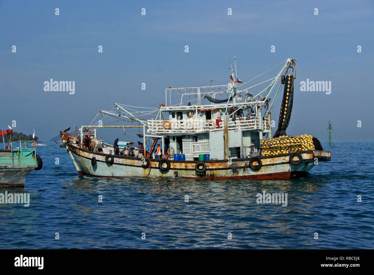 Barca da pesca nel Mare della Cina del Sud, Kota Kinabalu, Sabah (Borneo), Malaysia Foto Stock