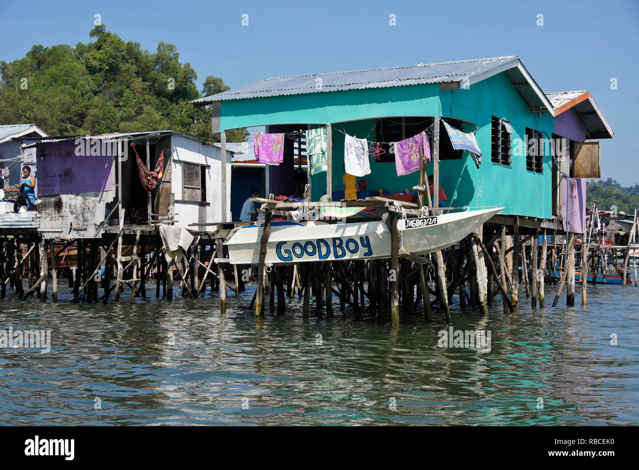 Abitazioni costruite su palafitte nel mare della cina del sud nei pressi di Kota Kinabalu, Sabah (Borneo), Malaysia Foto Stock