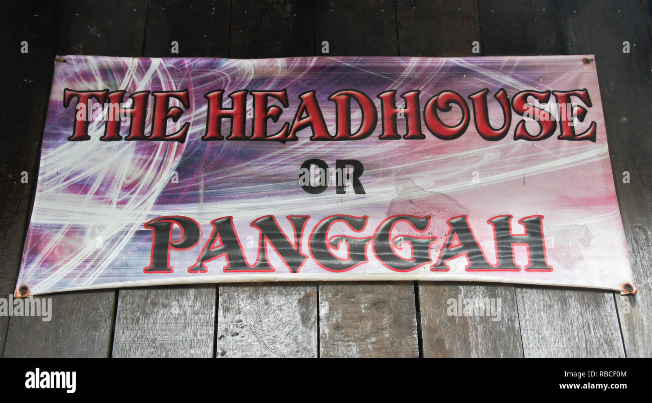 Segno indicante headhouse (pangah, dove teschi sono mantenute) della tribù Bidayuh, Kampung Annah Rais, Sarawak (Borneo), Malaysia Foto Stock