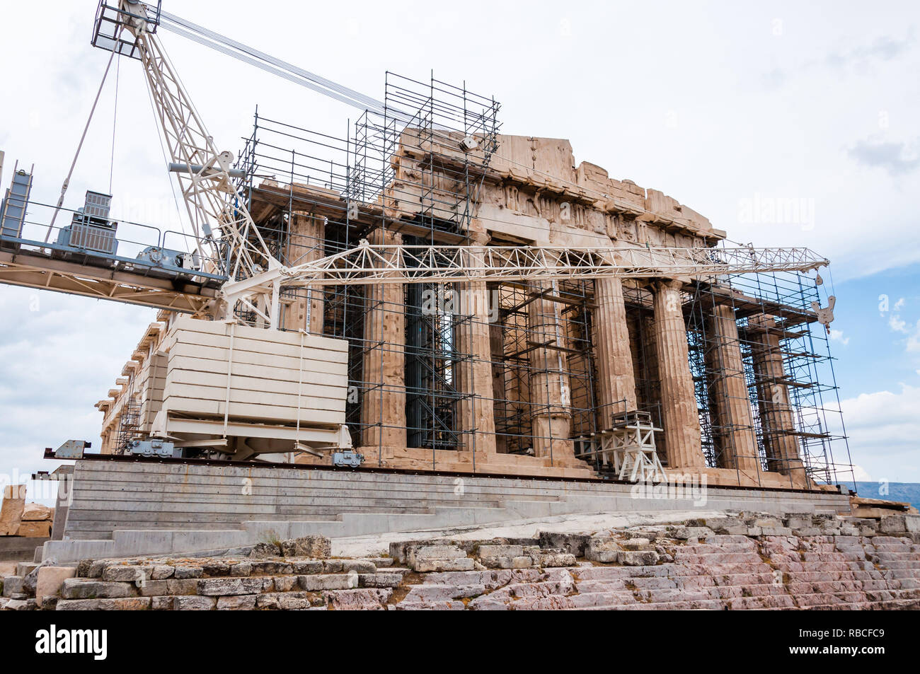 Athens, Grecia - 12 Giugno 2013: il famoso Partenone dell'acropoli colle sotto la ricostruzione circondato da impalcature e in piedi grande costruzione cr Foto Stock