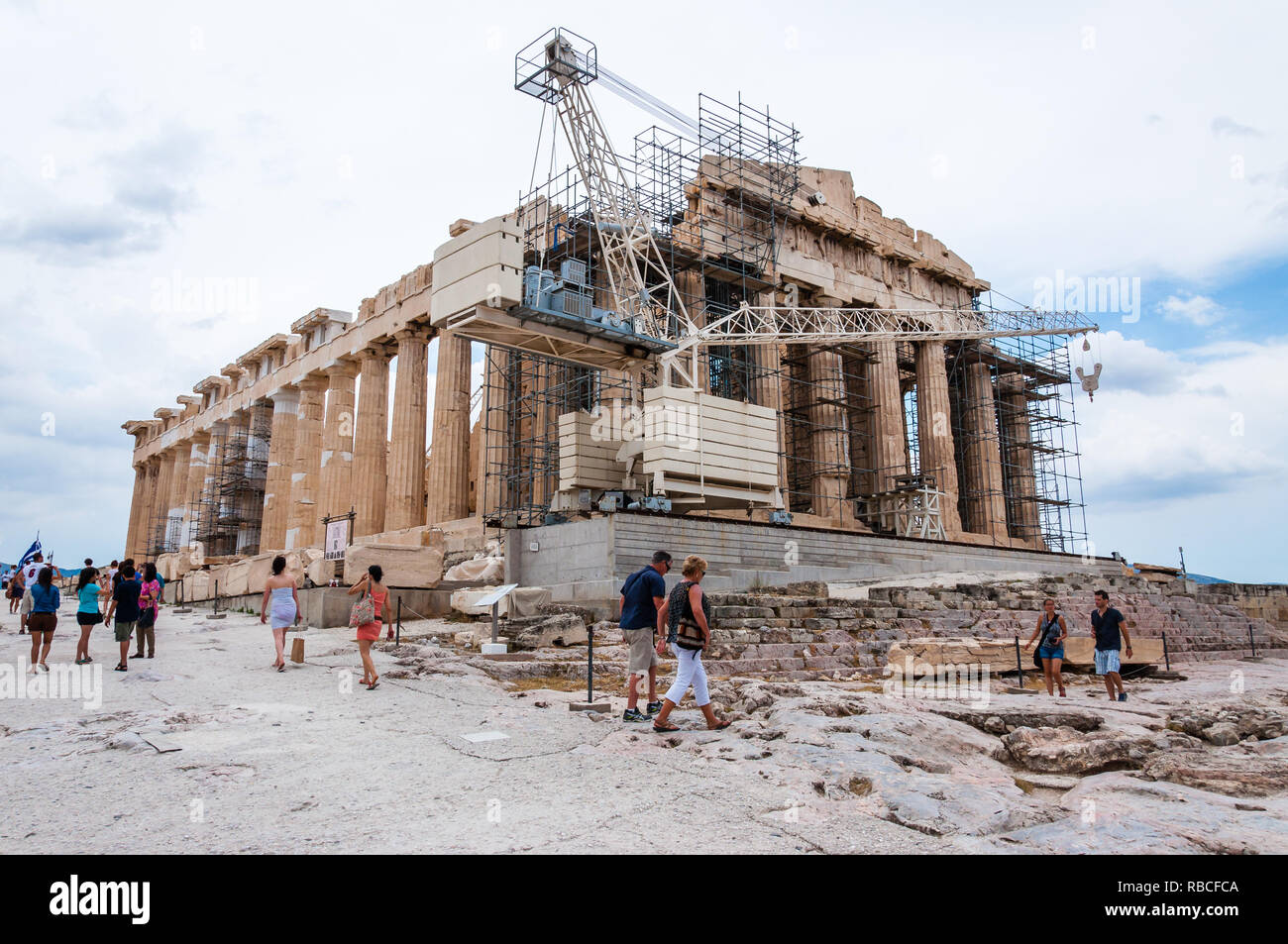 Athens, Grecia - 12 Giugno 2013: il famoso Partenone dell'acropoli colle sotto la ricostruzione circondato da impalcature e permanente di gru di costruzione Foto Stock