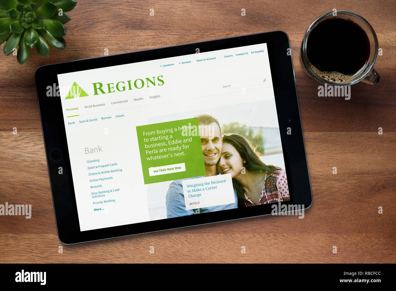 Il sito web di regioni Financial Corporation è visto su un tablet iPad, appoggiato su una tavola di legno (solo uso editoriale). Foto Stock