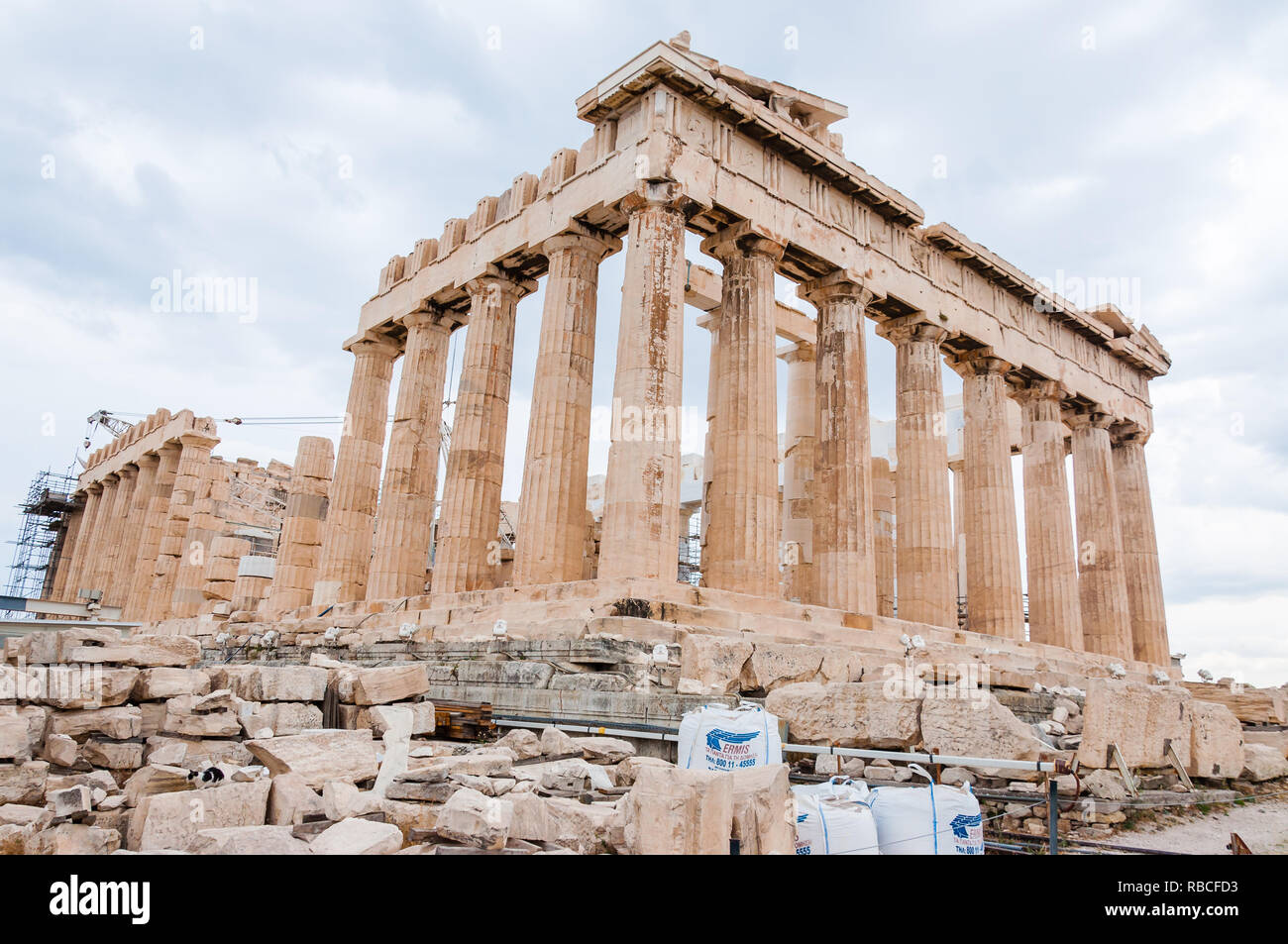 Athens, Grecia - 12 Giugno 2013: il famoso Partenone dell'acropoli colle sotto la ricostruzione circondato da impalcature e in piedi grande costruzione cr Foto Stock