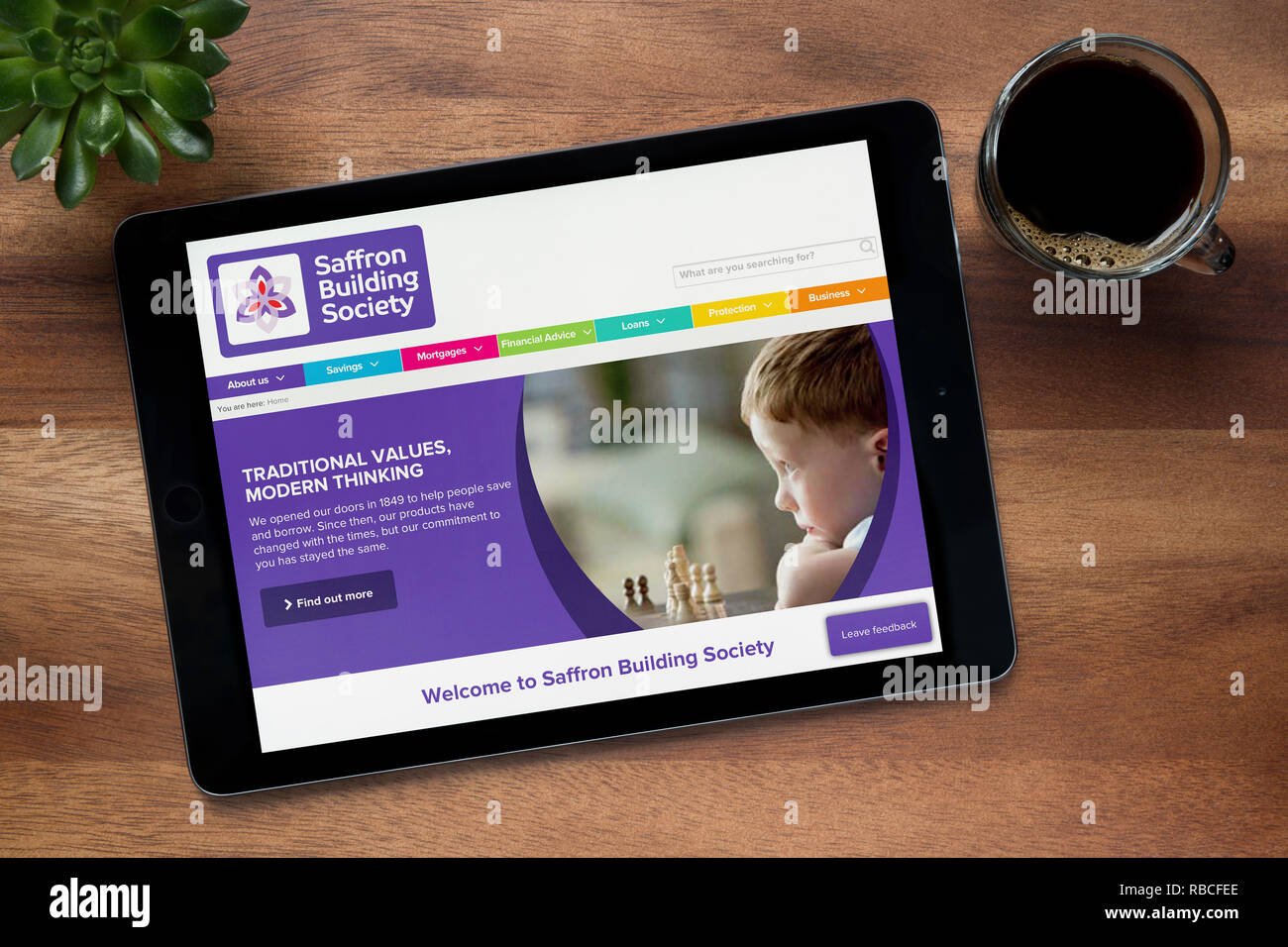 Il sito web di Zafferano Building Society è visto su un tablet iPad, appoggiato su una tavola di legno (solo uso editoriale). Foto Stock
