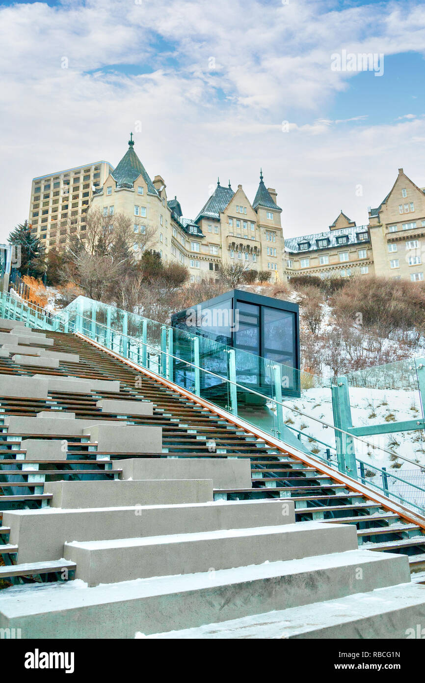 La funicolare di Edmonton di River Valley è un libero pubblico esterno ascensore inclinato che porta i visitatori dal centro città per una passeggiata che affaccia su L Foto Stock
