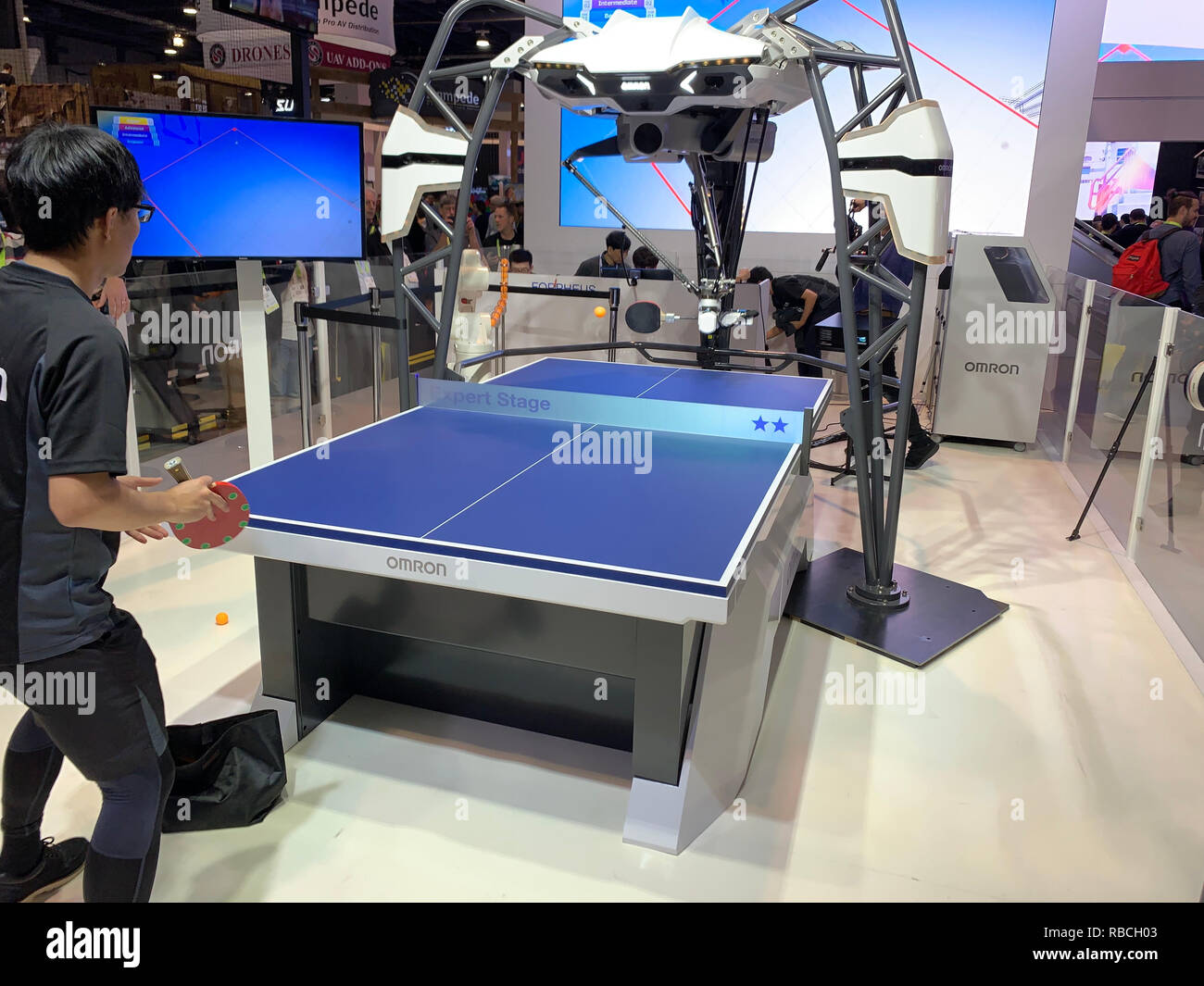 Omron di intelligenza artificiale-powered FORPHEUS robot che agisce come un tavolo da ping pong tutor, che ha fatto il suo debutto al Consumer Electronics Show (CES) di Las Vegas. Foto Stock