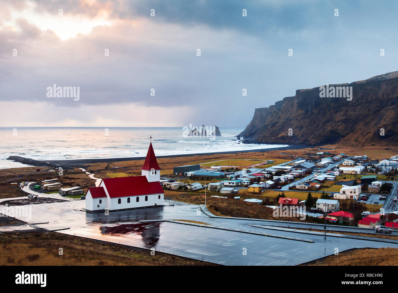 Vista panoramica di Vik, piccola città nel sud dell'Islanda Foto Stock