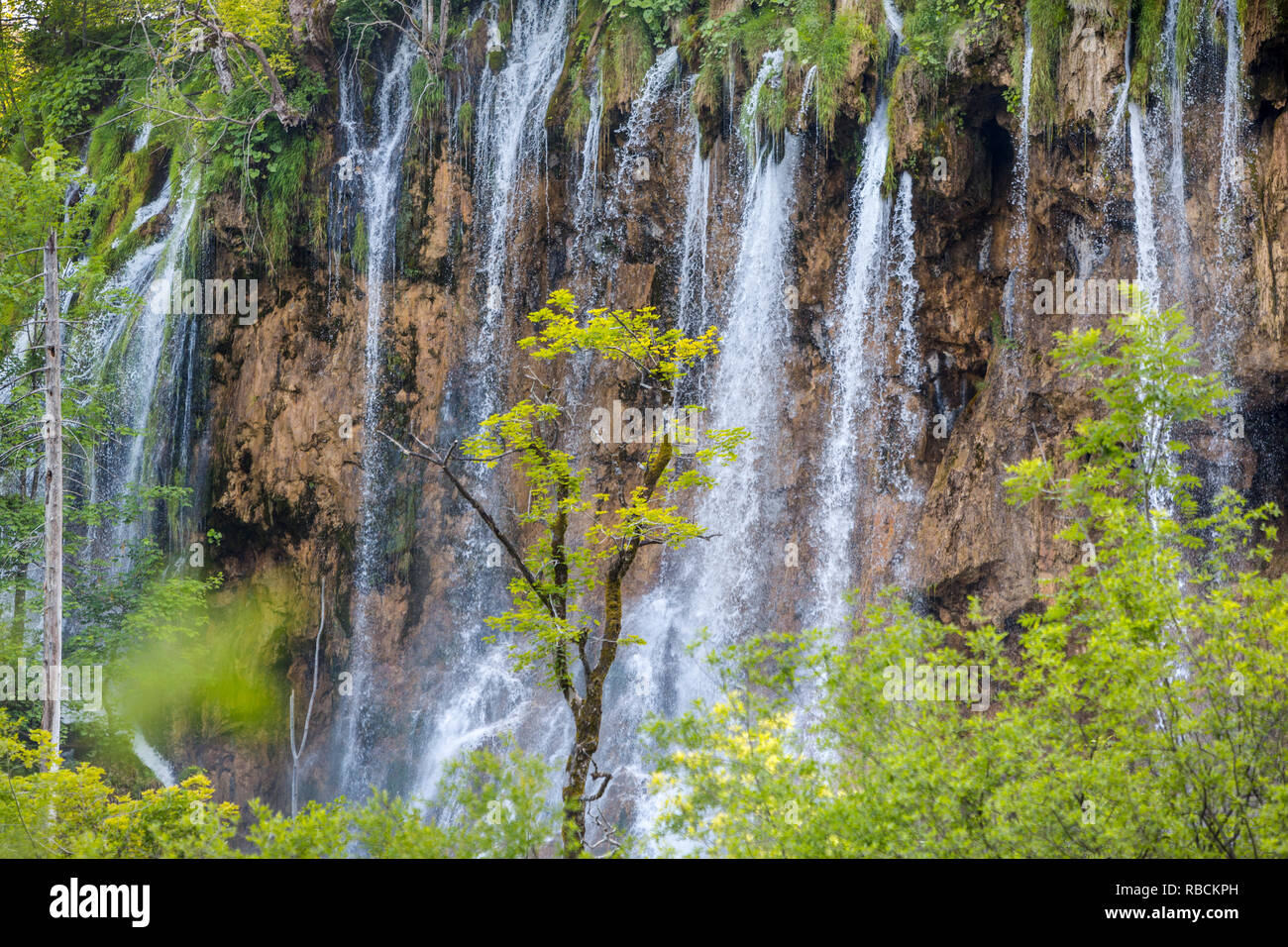 Large (grande) cascata. Veliki Slap. Il Parco Nazionale dei Laghi di Plitvice. Lika Pljeå¡ivica mountain range . Il parco rientra in due contee Lika-Senj Affitto e Foto Stock