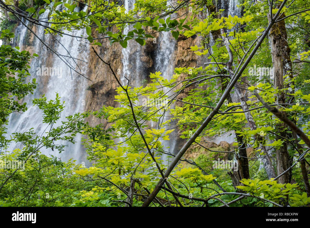 Large (grande) cascata. Veliki Slap. Il Parco Nazionale dei Laghi di Plitvice. Lika Pljeå¡ivica mountain range . Il parco rientra in due contee Lika-Senj Affitto e Foto Stock