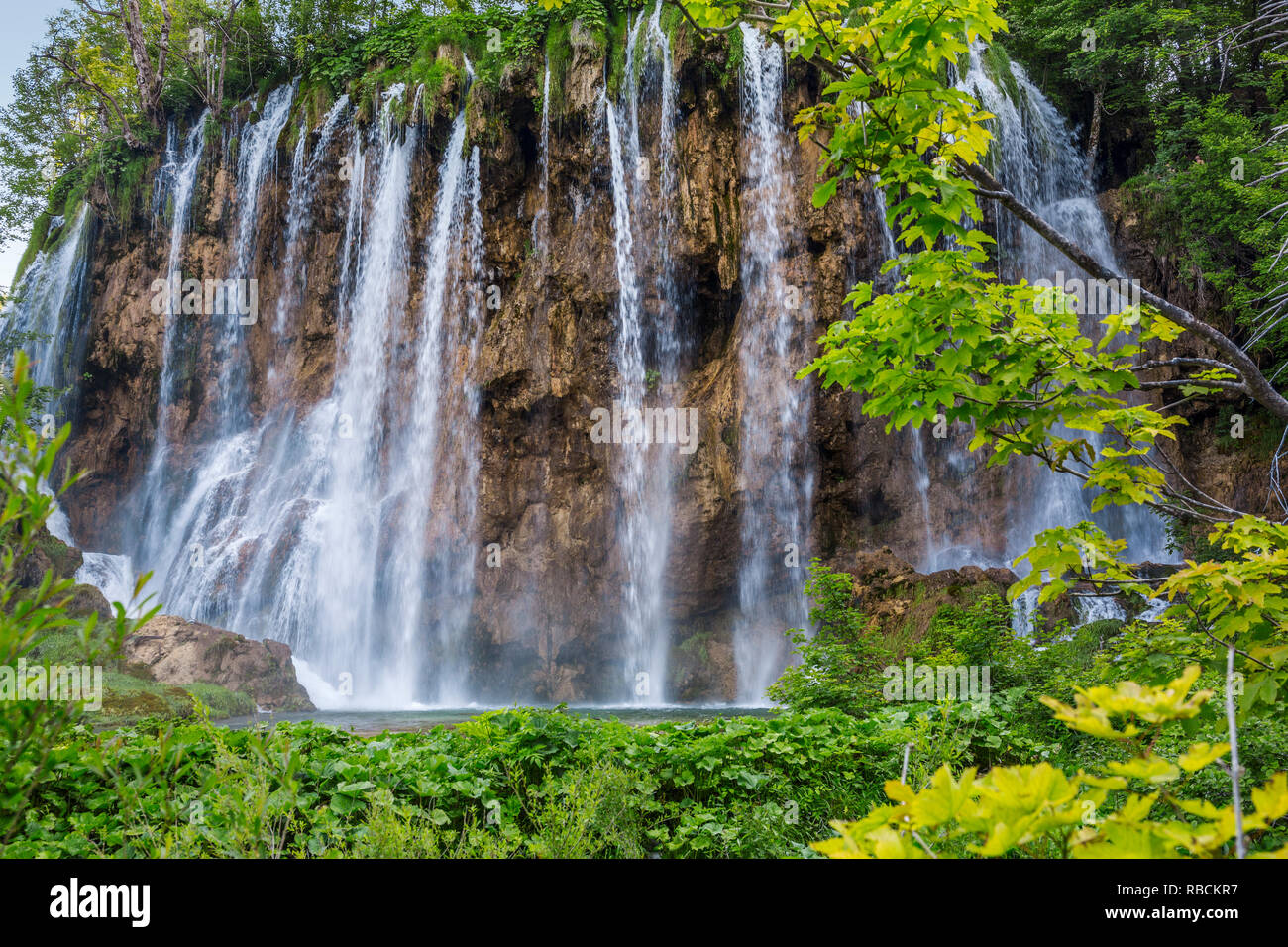 Large (grande) cascata. Veliki Slap. Il Parco Nazionale dei Laghi di Plitvice. Lika Pljeå¡ivica mountain range . Il parco rientra in due contee Lika-Senj Affitto e Foto Stock