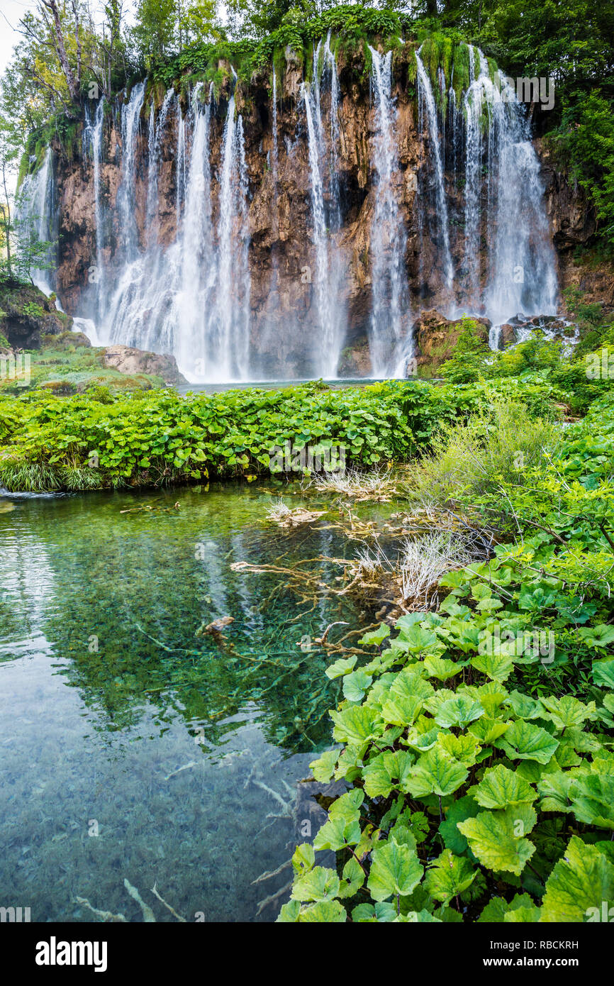 Large (grande) cascata. Veliki Slap. Il Parco Nazionale dei Laghi di Plitvice. Lika Pljeå¡ivica mountain range . Il parco rientra in due contee Lika-Senj Affitto e Foto Stock