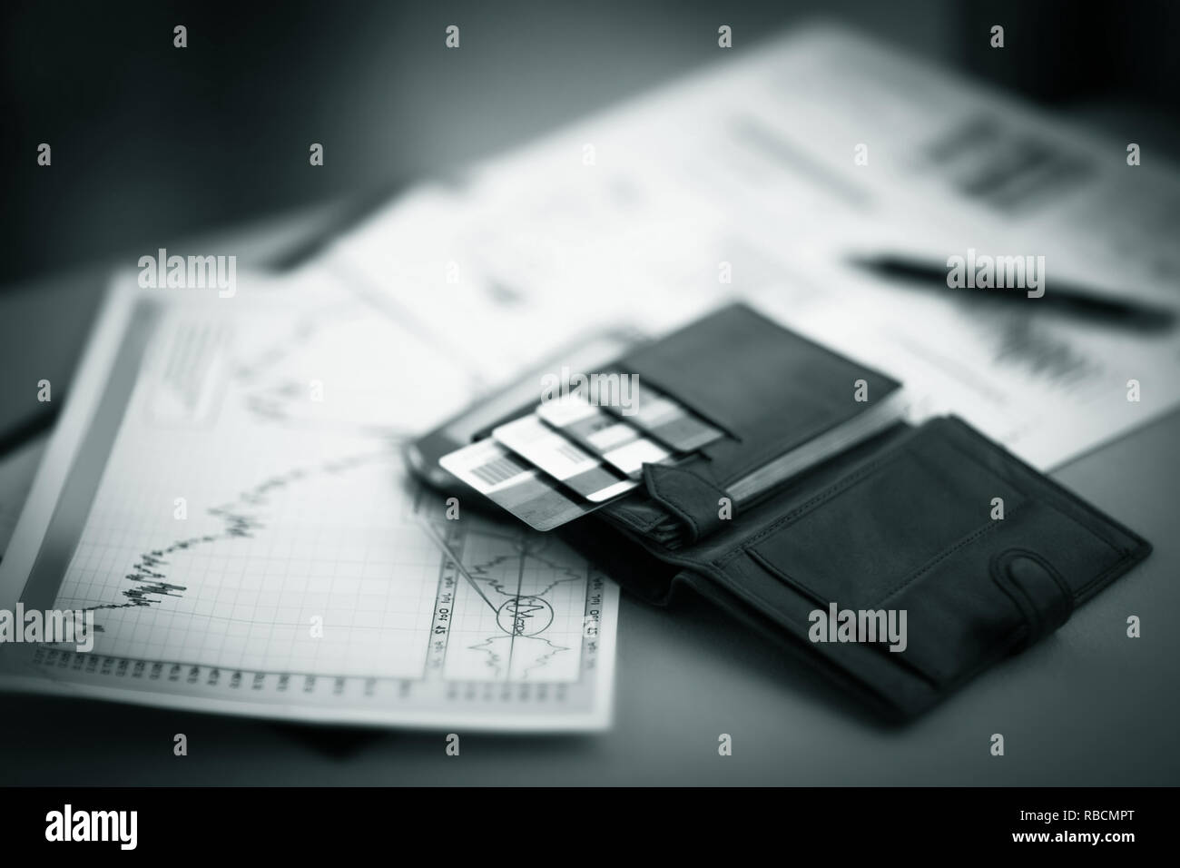 Portafoglio in pelle con carta di credito e le carte di sconto. contabilità Foto Stock