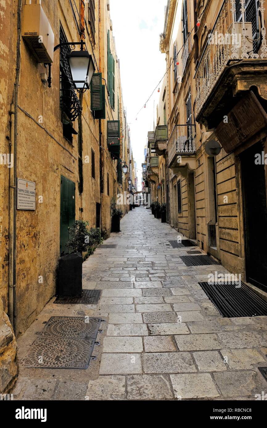 Strait Street, Valletta, Malta, George Cross, The Gut, famigerato, Urbano, City Street, Storia, Back Street, Alley, periodo, ondulato, architettura, L. Foto Stock