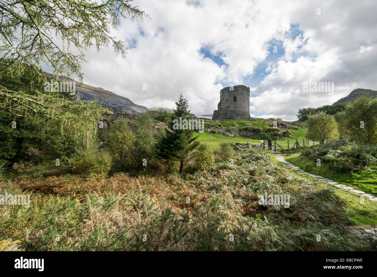 Il castello di Dolbadarn fortificazione costruita dal principe gallese Llywelyn il grande durante il XIII secolo alla base di Llanberis passare il Galles del Nord Foto Stock