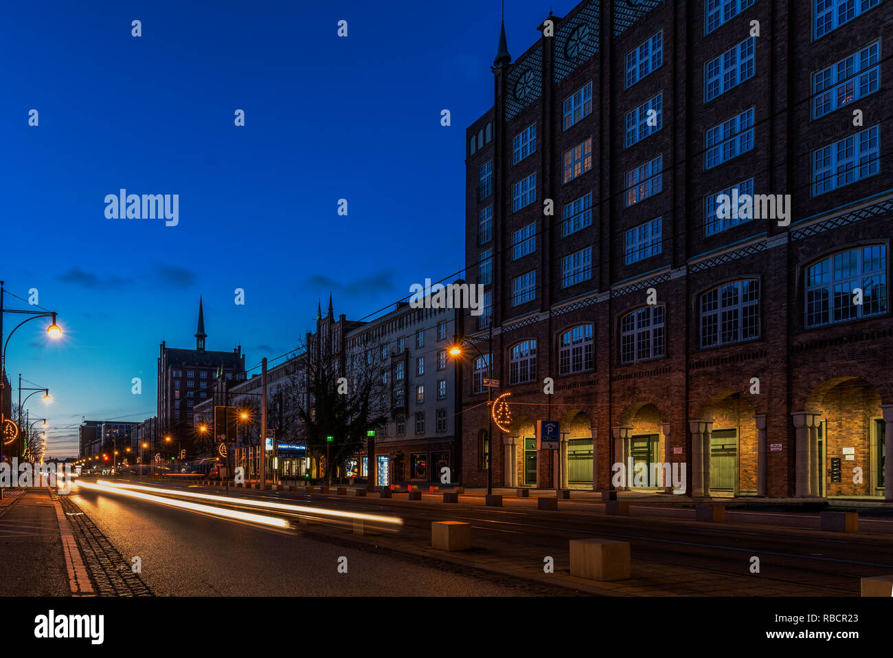 Rostock zur blauen Stunde, Verkehr auf der Langen Straße, Langzeitaufnahme Foto Stock