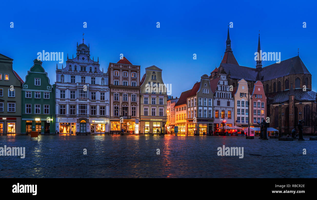 Rostock zur blauen Stunde, Marktplatz mit Giebelhäusern und Marienkirche Foto Stock