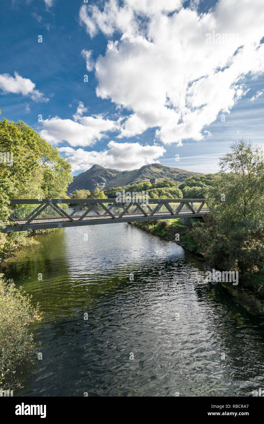 Llyn Padarn Country Park sul Fiume di giunzione per i due laghi a Llanberis in Galles del Nord vista verso Snowdon Yr Wyddfa mountain Foto Stock