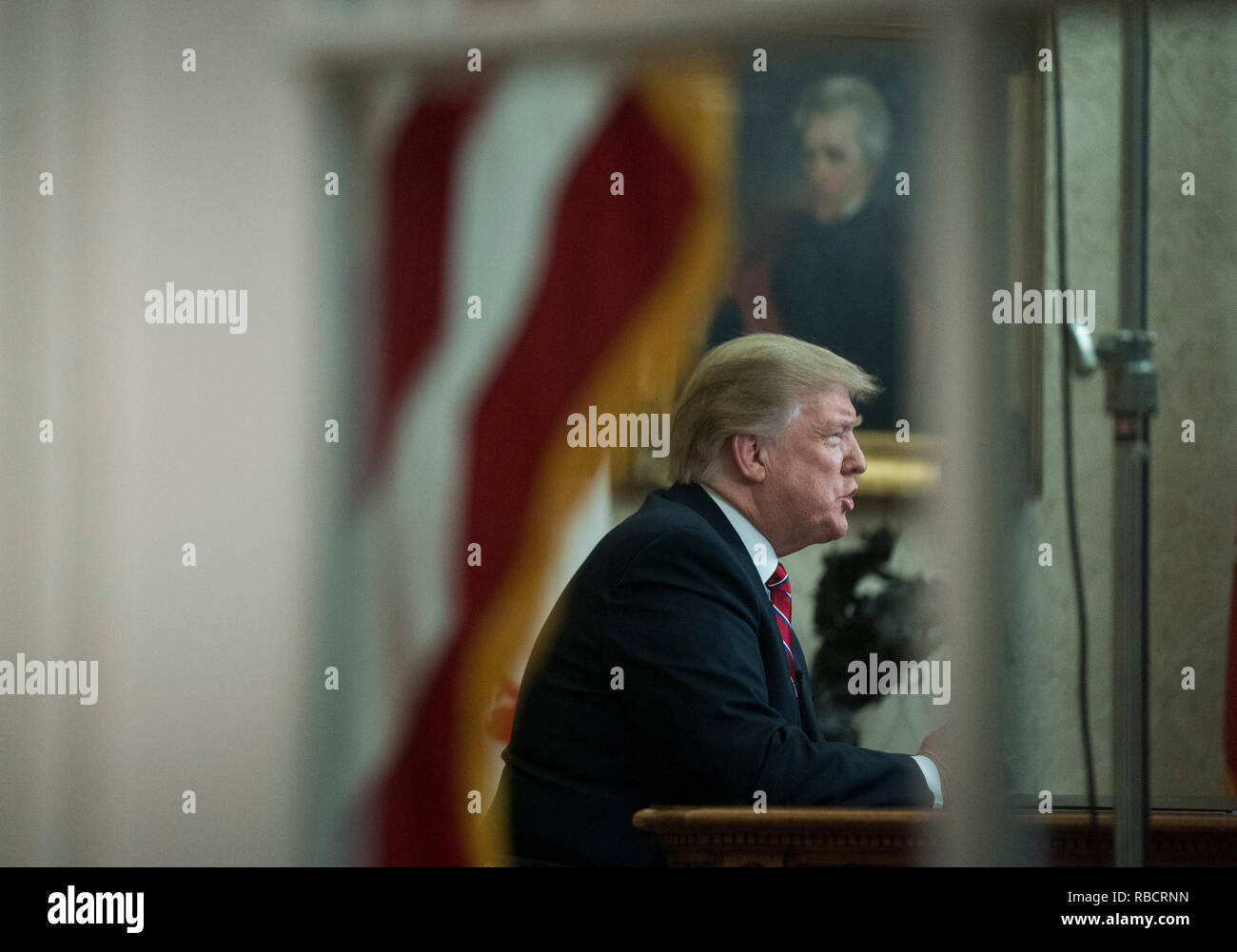 Washington, Stati Uniti d'America. 08 gen 2019. Presidente Donald Trump è visto attraverso la finestra dell'Ufficio ovale come egli offre un indirizzo primetime sul governo di spegnimento e la sua richiesta di finanziamenti per oltre 5 miliardi di dollari per un confine meridionale del muro, alla Casa Bianca di Washington, DC Credito: Kevin Dietsch/Piscina via CNP | Utilizzo di credito in tutto il mondo: dpa/Alamy Live News Foto Stock