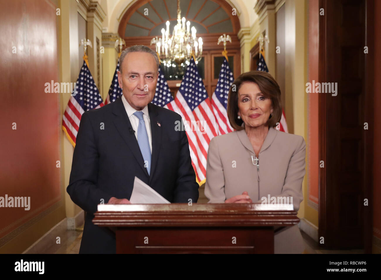 Washington, Distretto di Columbia, Stati Uniti d'America. Gen 8, 2019. Speaker Nancy Pelosi, D-California, e Senato leader della minoranza CHARLES POLITICO, D-N.Y., sono raffigurati in Campidoglio dopo la consegna i democratici' risposta al presidente Donald Trump's discorso alla nazione. Credit: Chip Somodevilla/Piscina/CNP/ZUMA filo/Alamy Live News Foto Stock