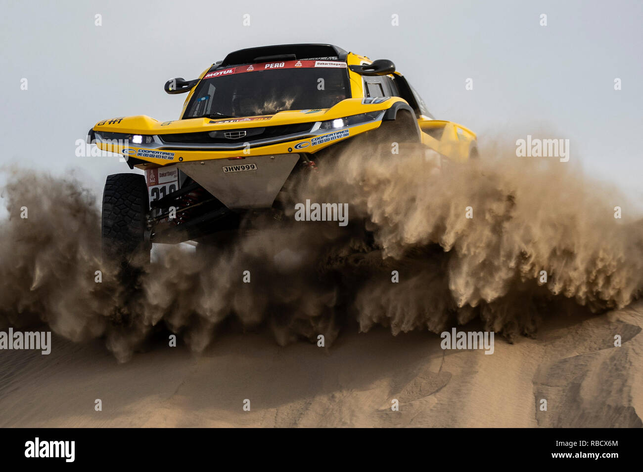 Ica. Gen 8, 2019. Driver cinese Han Wei e co-driver Liao min di auto Geely team competere durante la seconda tappa della Dakar 2019 gara di rally in Perù il 8 gennaio, 2019. Han e Liao ha terminato la seconda tappa con 11 ore 43 minuti e 07 secondi. Credito: Li Ming/Xinhua/Alamy Live News Foto Stock