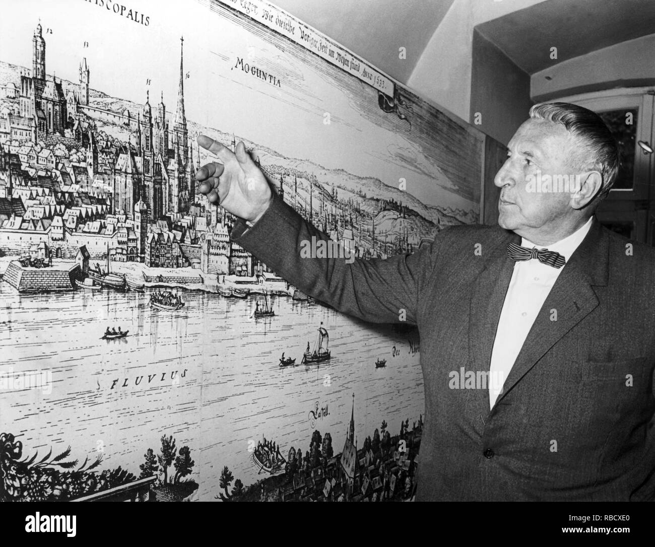 L'architetto Ernst May su 24.07.1961 davanti a una città storica mappa di Mainz. Maggio, che costruirono numerosi insediamenti con funzionali appartamenti a prezzi accessibili, è nato il 27.07.1886 a Frankfurt/Main e morì il 11.09.1970 a Heidelberg. Foto: Richard Koll (c) dpa - Relazione | Utilizzo di tutto il mondo Foto Stock