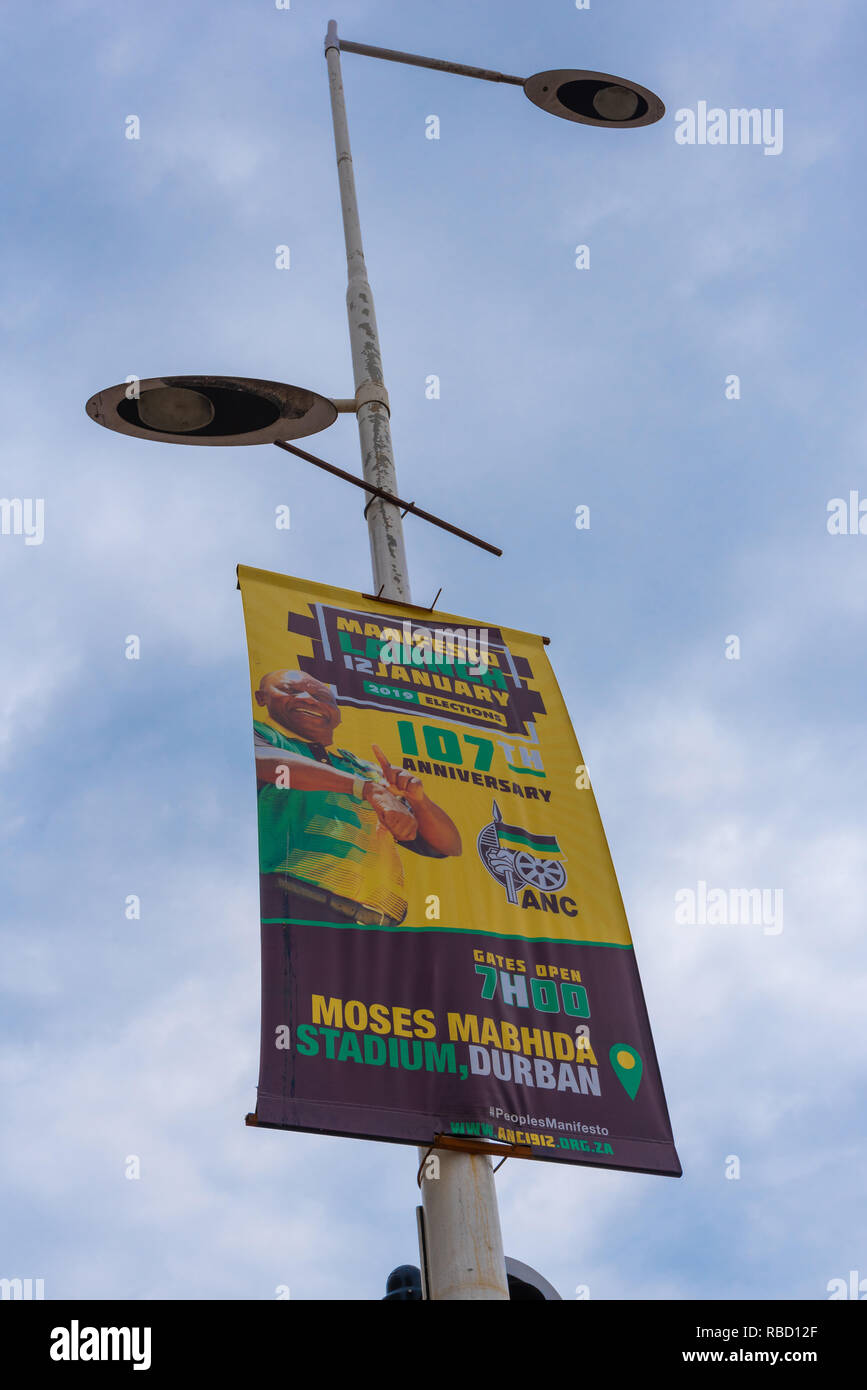 Durban, Sud Africa. 9 gennaio, 2019. Partito politico di banner e poster adornano Durban le strade in vista del Congresso Nazionale Africano (ANC) 2019 Manifesto elettorale lanciare insieme a prendere posto a Mosè Mabhida Stadium di Durban sabato 12 gennaio, 2019. L'ANC è il Sud Africa è partito, ma si trova di fronte a grandi sfide da partiti di opposizione l'Alleanza Democratica (DA) e la libertà economica Fighters (EFF). Jonathan Oberholster/Alamy Live News Foto Stock