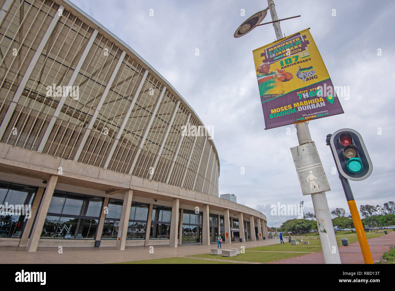 Durban, Sud Africa. 9 gennaio, 2019. Partito politico di banner e poster adornano Durban le strade in vista del Congresso Nazionale Africano (ANC) 2019 Manifesto elettorale lanciare insieme a prendere posto a Mosè Mabhida Stadium di Durban sabato 12 gennaio, 2019. L'ANC è il Sud Africa è partito, ma si trova di fronte a grandi sfide da partiti di opposizione l'Alleanza Democratica (DA) e la libertà economica Fighters (EFF). Jonathan Oberholster/Alamy Live News Foto Stock