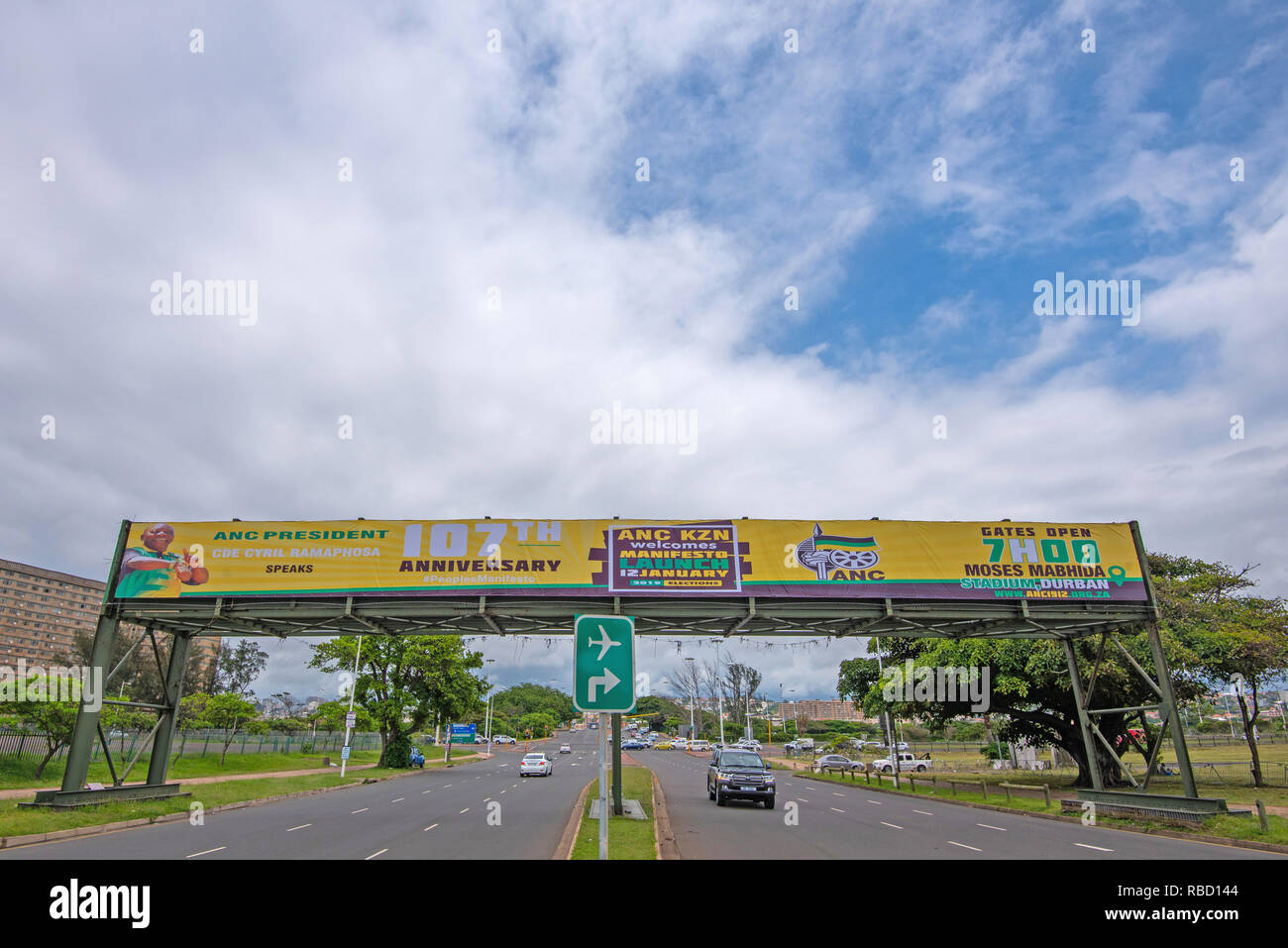 Durban, Sud Africa. 9 gennaio, 2019. Partito politico di banner e poster adornano Durban le strade in vista del Congresso Nazionale Africano (ANC) 2019 Manifesto elettorale lanciare insieme a prendere posto a Mosè Mabhida Stadium di Durban sabato 12 gennaio, 2019. L'ANC è il Sud Africa è partito, ma si trova di fronte a grandi sfide da partiti di opposizione l'Alleanza Democratica (DA) e la libertà economica Fighters (EFF). Jonathan Oberholster/Alamy Live News Foto Stock