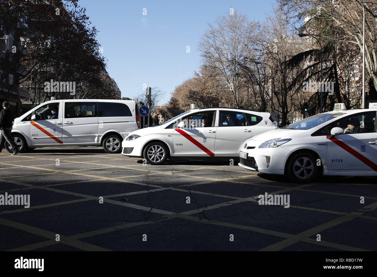 Madrid, Spagna. Il 9 gennaio, 2019. Il Taxi si muove attraverso le strade di Madrid. Dei tassisti di Madrid dimostrano per richiedere che la proporzione di un veicolo di trasporto con autista (VTC) essere rispettati per ogni 30 taxi nella Comunità di Madrid il Jan 9, 2019 in Spagna a Madrid Credito: Gesù Hellin/ZUMA filo/Alamy Live News Foto Stock