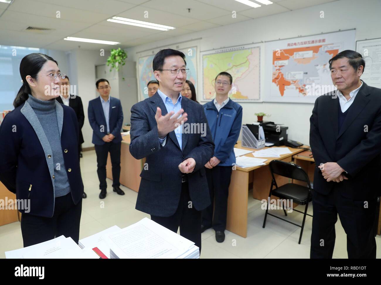 (190109) -- PECHINO, gen. 9, 2019 (Xinhua) -- Chinese Vice premier Han Zheng, anche un membro del comitato permanente dell'ufficio politico del Partito Comunista della Cina Comitato Centrale, paga un sopralluogo alla National Energy Administration in Pechino, capitale della Cina, 8 gennaio, 2019. (Xinhua/Liu Weibing) Foto Stock