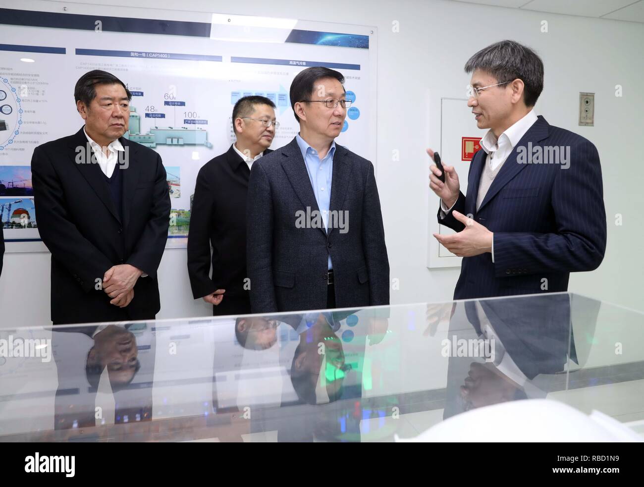 Pechino, Cina. Gen 8, 2019. Chinese Vice premier Han Zheng, anche un membro del comitato permanente dell'ufficio politico del Partito Comunista della Cina Comitato Centrale, interroga circa lo sviluppo del nucleare nel corso di una ispezione della National Energy Administration in Pechino, capitale della Cina, 8 gennaio, 2019. Credito: Liu Weibing/Xinhua/Alamy Live News Foto Stock