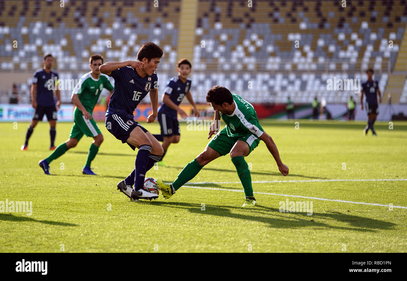 9 gennaio 2019 : Takehiro Tomiyasu di Japantrying passare Gurbangeldi Batyrow del Turkmenistan durante il Giappone v Turkmenistan presso l'Al-Nahyan Stadium di Abu Dhabi, Emirati arabi uniti, AFC Asian Cup, Asian campionato di calcio. Ulrik Pedersen/CSM. Foto Stock