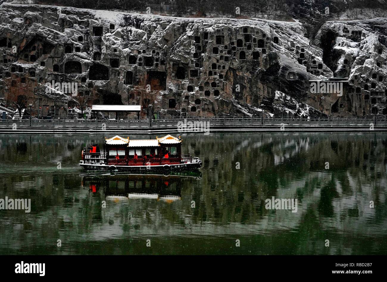 (190109) -- LUOYANG, gen. 9, 2019 (Xinhua) -- Foto scattata il 9 gennaio, 2019 mostra la coperta di neve Le Grotte di Longmen a Luoyang, centrale cinese della Provincia di Henan. (Xinhua/Li Un) Foto Stock