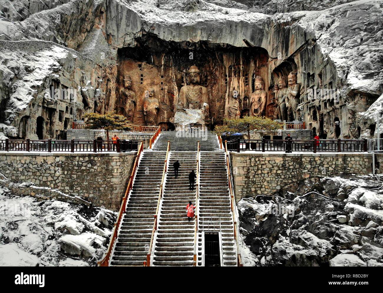 (190109) -- LUOYANG, gen. 9, 2019 (Xinhua) -- foto aerea adottate il 9 gennaio, 2019 mostra la coperta di neve Le Grotte di Longmen a Luoyang, centrale cinese della Provincia di Henan. (Xinhua/Li Un) Foto Stock