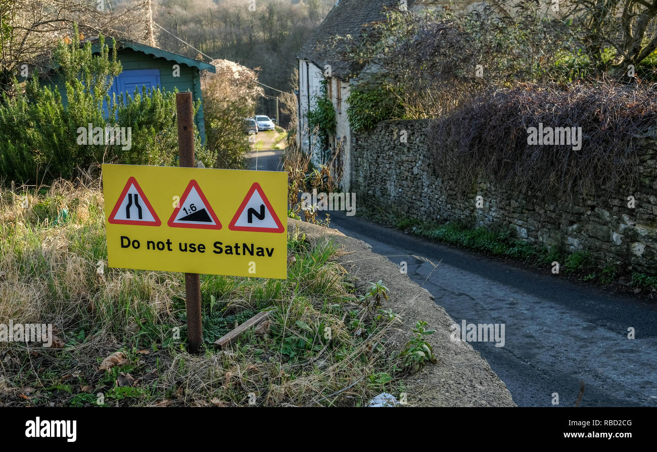 Horsley, Gloucestershire, UK. Il 9 gennaio, 2019. A seguito di un navigatore satellitare errore da parte di un autocarro articolato driver, questo nuovo cartello stradale popped up nel villaggio Costwold di Horsley, avviso di ristrettezza della traccia singola corsia. Il carrello aveva apparentemente per essere trainato all'indietro fuori dalla corsia. Credito: charlie bryan/Alamy Live News Foto Stock