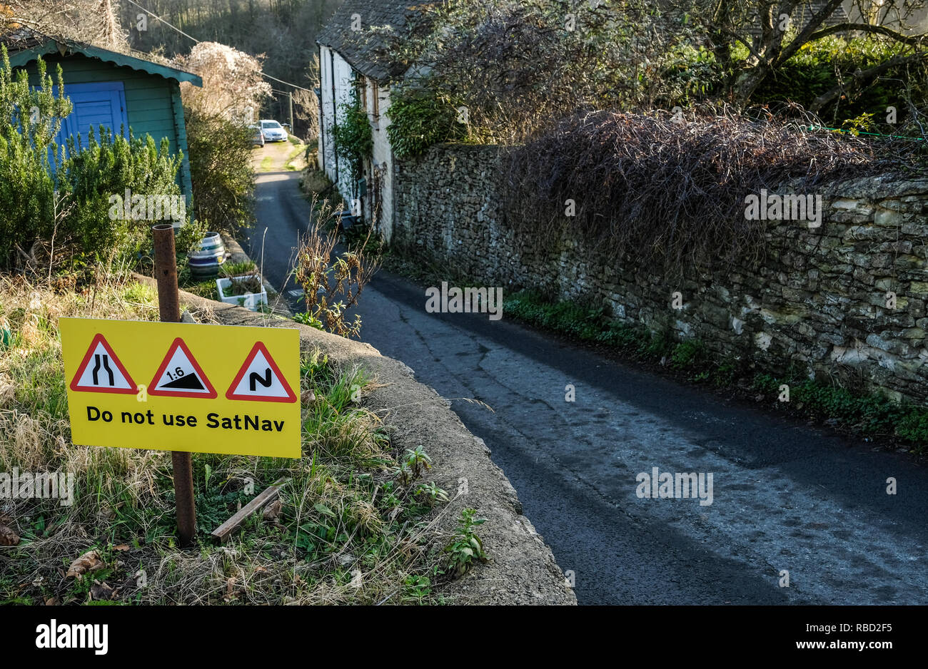 Horsley, Gloucestershire, UK. Il 9 gennaio, 2019. A seguito di un navigatore satellitare errore da parte di un autocarro articolato driver, questo nuovo cartello stradale popped up nel villaggio Costwold di Horsley, avviso di ristrettezza della traccia singola corsia. Il carrello aveva apparentemente per essere trainato all'indietro fuori dalla corsia. Credito: charlie bryan/Alamy Live News Foto Stock