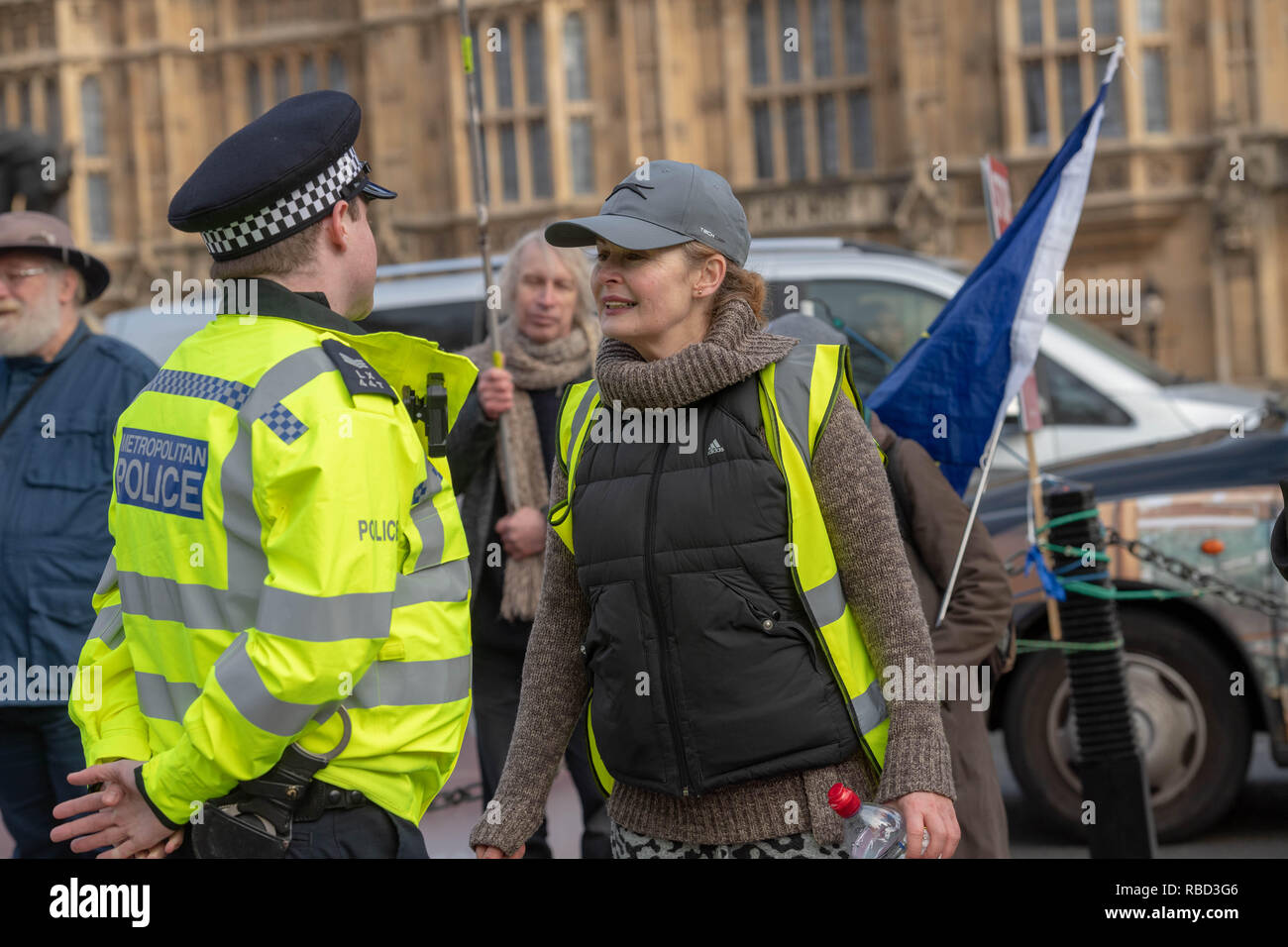 Londra, Regno Unito. 9 gennaio 2019, giacca gialla pro lasciare manifestanti ricevere consigli da parte della polizia di credito: Ian Davidson/Alamy Live News Foto Stock