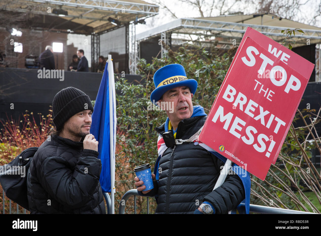 Londra, Regno Unito. Il 9 gennaio, 2019. Il Dott. Mike Galsworthy (l) di scienziati per UE e più sano in parla di Steve Bray (r) di SODEM (Stand di Defiance Movimento Europeo) al fianco di College Green sul primo giorno del dibattito alla Camera dei comuni il primo ministro Theresa Maggio's Brexit proposto accordo di ritiro. Credito: Mark Kerrison/Alamy Live News Foto Stock