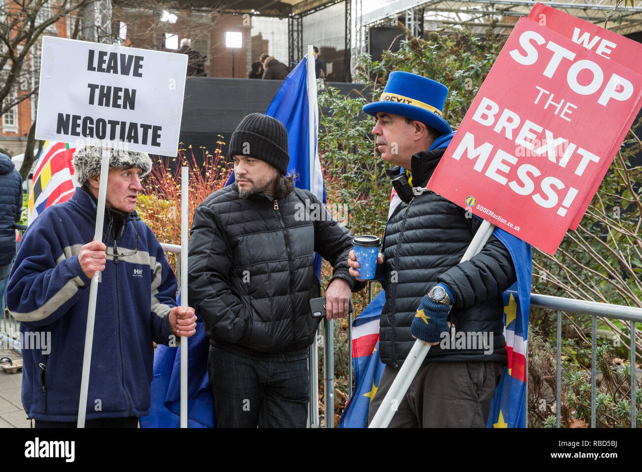 Londra, Regno Unito. Il 9 gennaio, 2019. Un pro-attivista Brexit (l) discussioni con il Dr Mike Galsworthy (c) degli scienziati dell'UE e in più sano e Steve Bray (r) di SODEM (Stand di Defiance Movimento Europeo) al fianco di College Green sul primo giorno del dibattito alla Camera dei comuni il primo ministro Theresa Maggio's Brexit proposto accordo di ritiro. Credito: Mark Kerrison/Alamy Live News Foto Stock