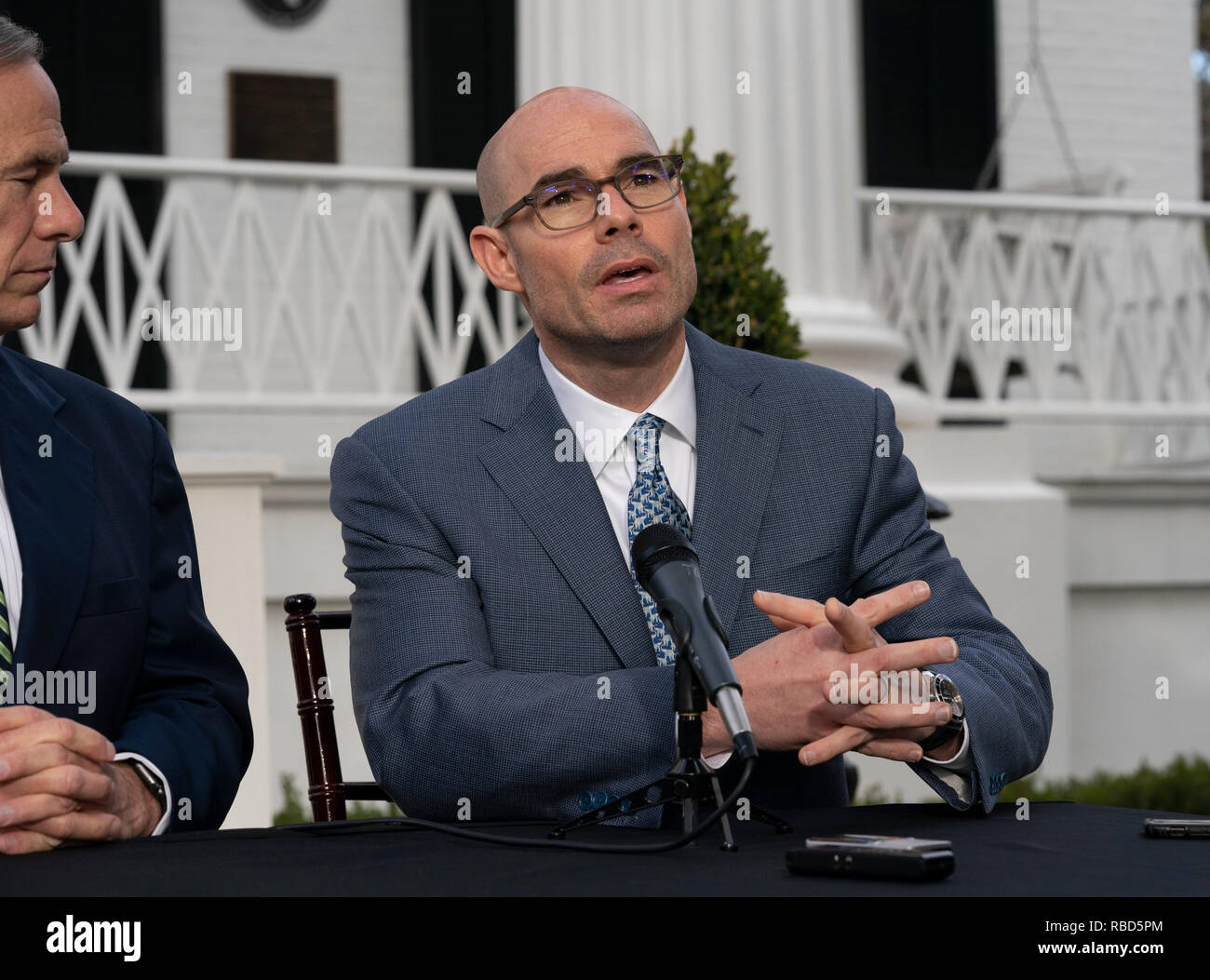 House Speaker Dennis Bonnen parla come egli, Lt. Gov. Dan Patrick e Gov. Greg Abbott soddisfare la stampa al di fuori della Residenza del Governatore di Austin dopo una tradizionale prima colazione per iniziare la 86sessione legislativa. Foto Stock