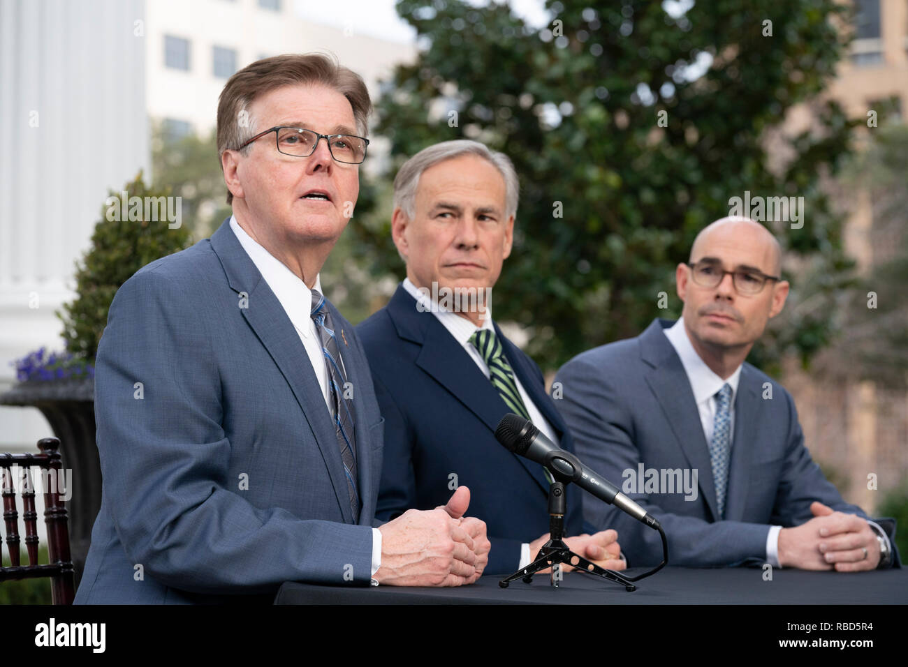 I leader di governo del Texas, (da sinistra) Lt. Gov. Dan Patrick, Gov. Greg Abbott e House Speaker Dennis Bonnen, incontra la stampa al di fuori della Residenza del Governatore di Austin il giorno dopo l'inizio della 86º sessione legislativa. Foto Stock